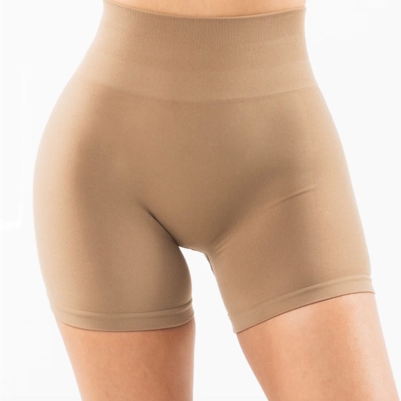 NWT ALPHALETE AMPLIFY 4.5” SHORTS - CHAI (M) - Picture 3 of 5